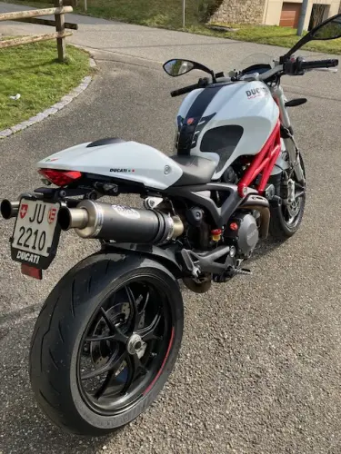 Ducati Monster 796 ABS à Les Pommerats