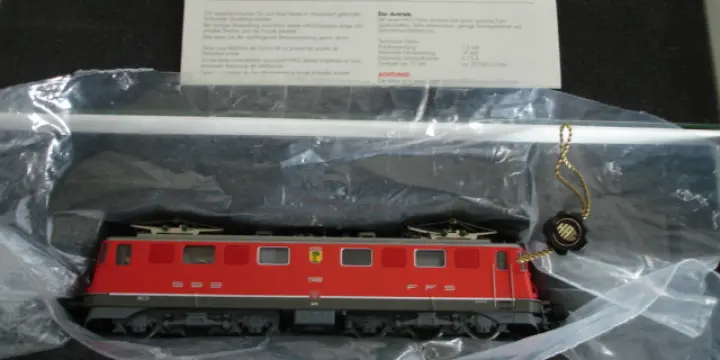 HAG HO 124 CFF Ae 6/6 locomotive Rotkreuz avec bte