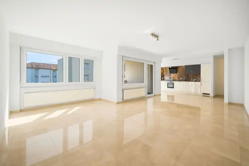 Appartement de 4,5 pièces avec balcon entièrement rénové. à Courgenay