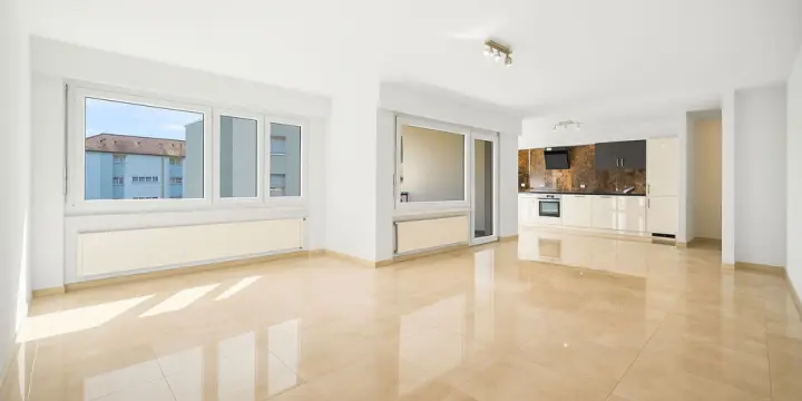 Appartement de 4,5 pièces avec balcon entièrement rénové.