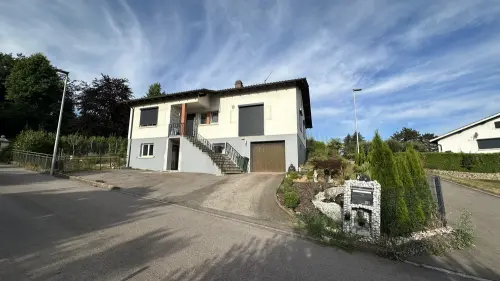 Maison accueillante avec espace extérieur paisible à l'arrière à Boncourt