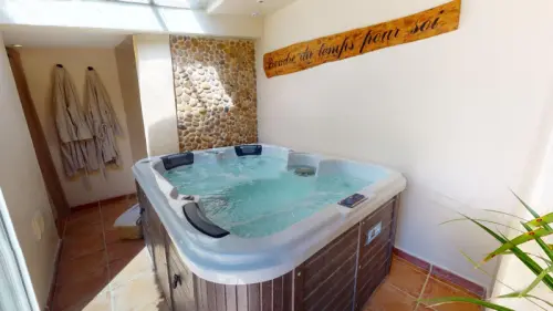 maison de charme jacuzzi piscine privé à Vauvert