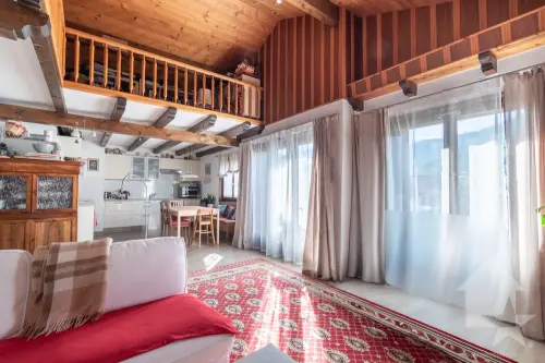 Vers Ensier spacieux duplex au dernier étage d'un petit bâtiment à Troistorrents