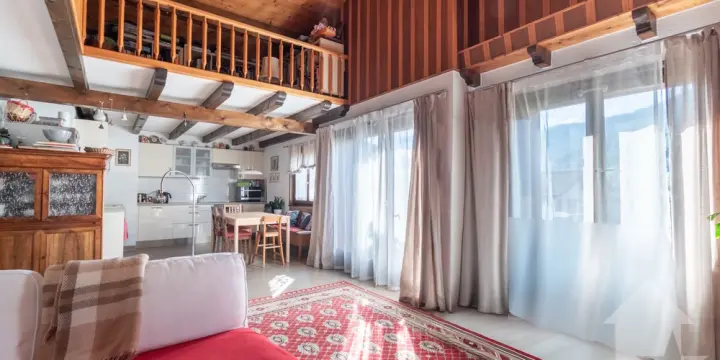 Vers Ensier spacieux duplex au dernier étage d'un petit bâtiment