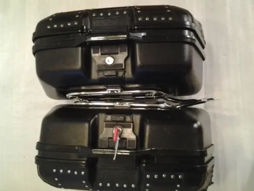 une paire de valises givi pour moto à morat
