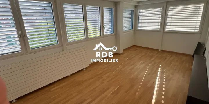 Appartement de 5 pièces au 4ème étage situé à Acacias 1227