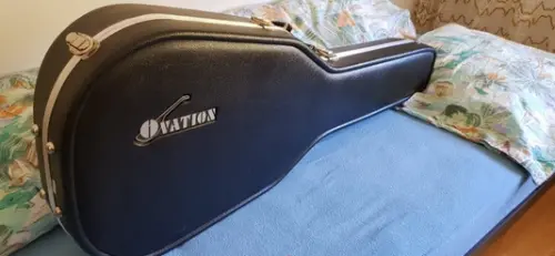 Guitare Ovation semi-acoustique à Schwyz