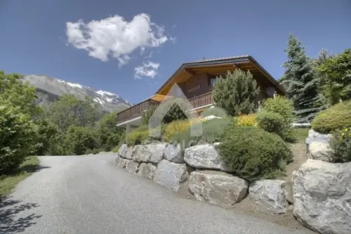 Mayens d'Arbaz, magnifique chalet résidentiel en limite de zone à Arbaz