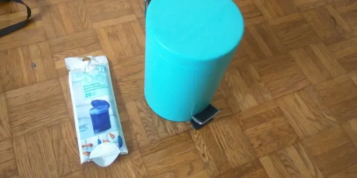 A vendre : Poubelle à pédale + sac poubelle