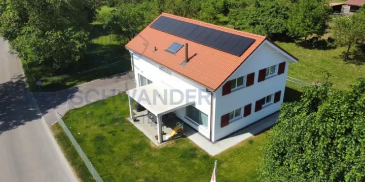 Idéalement conçue pour une famille avec atelier et couvert à voitures