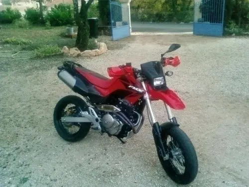 Honda FMX 650 rouge/noir à Bassecourt