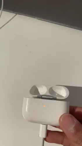 Airpods Pro case/ Boîte d'Airpods Pro à Nyon