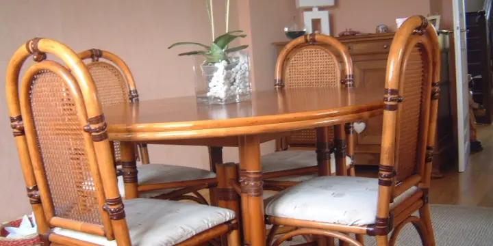 bel ensemble de repas en rotin