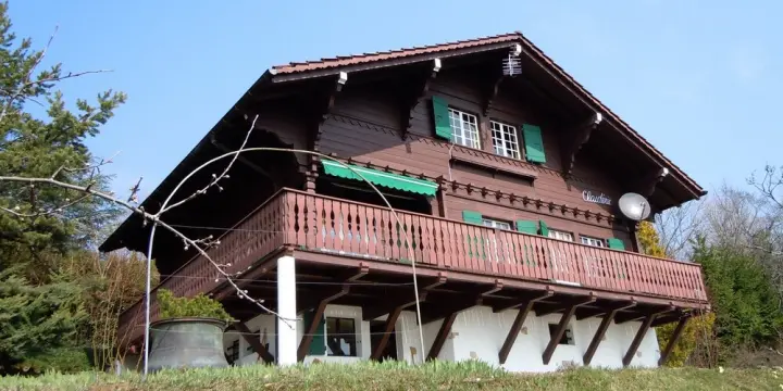 Beau chalet de 8 pièces sur grand terrain à Arzier
