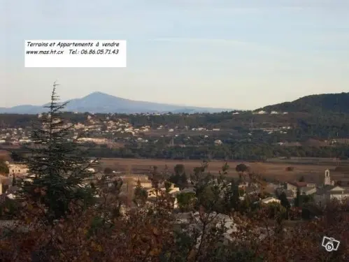 Beau terrain plat  vue sur le Mt Ventoux