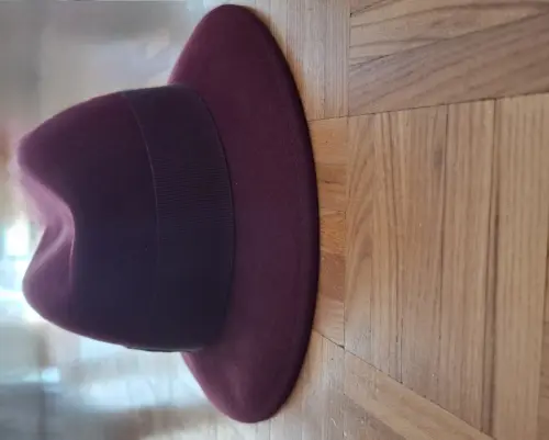 Chapeau Fernandez & Roche neuf/Hut von Fernandez & Roche à Moutier