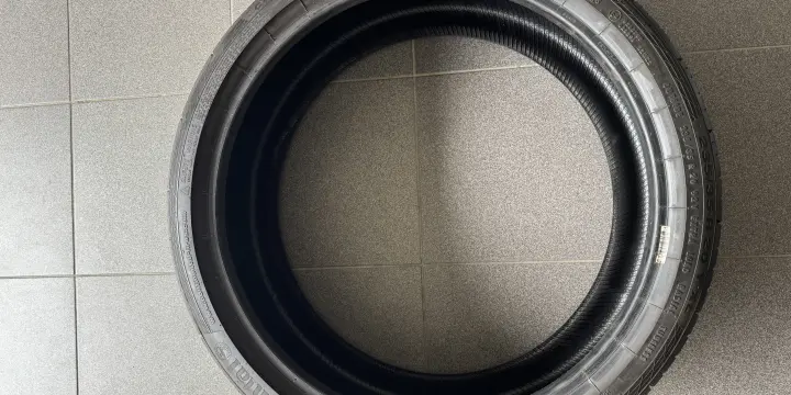 Pneu en très bonne état 235/35R 20