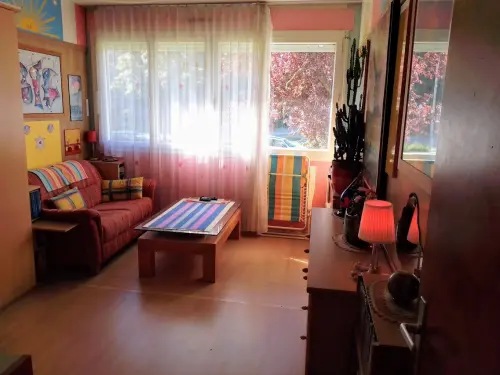 Partagerais amical et gratuit appart de 40 m2 avec femme.