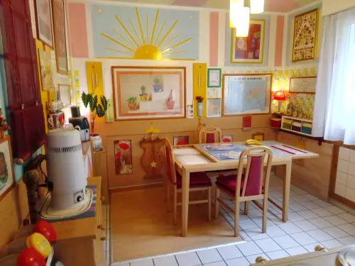 Partagerais amical et gratuit appart de 40 m2 avec femme.