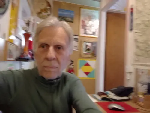 Partagerais amical et gratuit appart de 40 m2 avec femme.