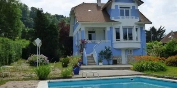 maison bord de lac  plage et ponton 