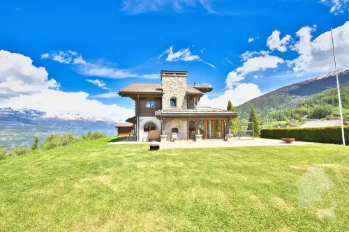 Chalet de 2 appartements sur une grande parcelle, situation exceptionnelle ! à Nax