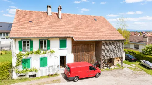 FERME FRIBOURGEOISE À FORT POTENTIEL AU COEUR DE DOMDIDIER à Domdidier