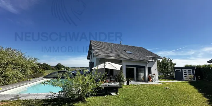 Dans un quartier résidentiel avec une jolie piscine