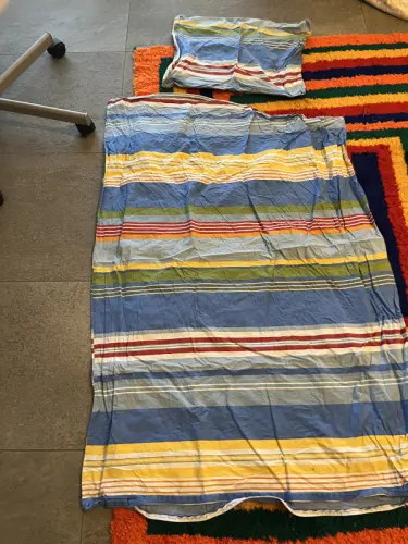 Parure de lit bébé  bleue avec rayures multicolores à Nyon