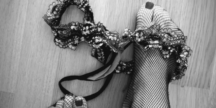 Jolie JF latina, vend strings, culottes, chaussettes,...