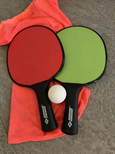 2 raquettes et une balle de ping pong - Donic Schildkröt à Nyon