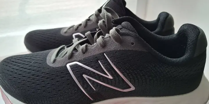 New Balance 520, pointure 39, noir et vert