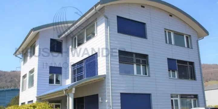 Local commercial de 120 m2 - à deux pas l'A16