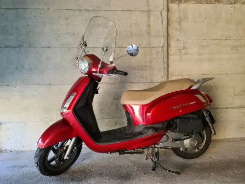 Scooter SYM Fiddle II, rouge à Travers