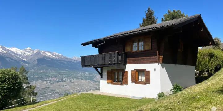 Chalet 4.5 pièces sur 790 m² de terrain, vue dégagée, 15 min de Sion