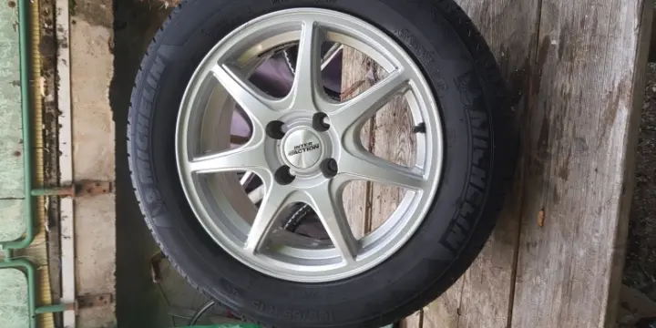 A vendre   4 pneus  205/55R17