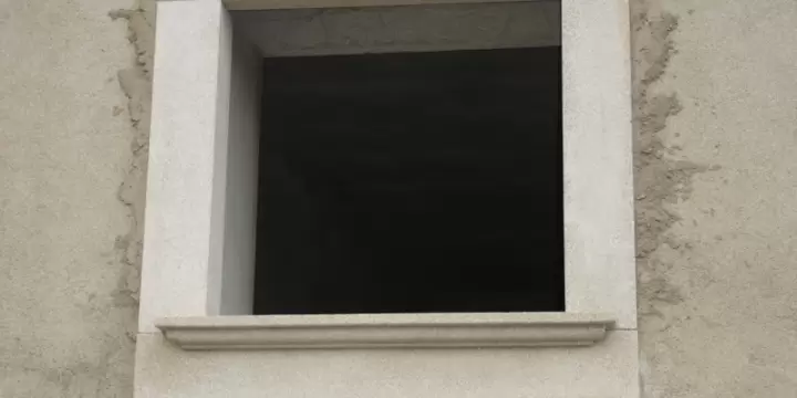cadres de fenêtre, poteaux en pierre