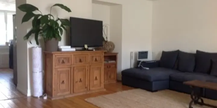 Maison avec cour, garage et dépendances