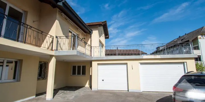 Collombey, maison villageoise avec terrasse et box