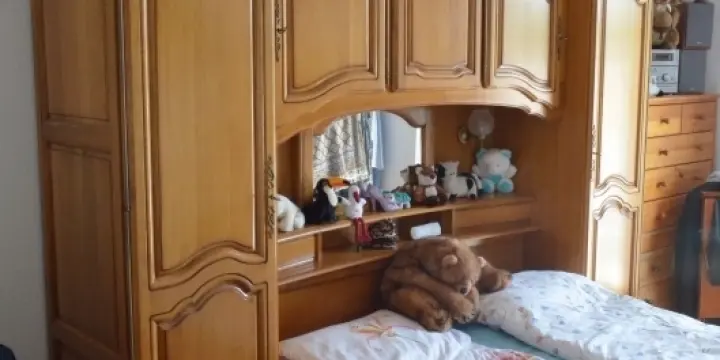 lit pont chêne massif avec commode en bon état