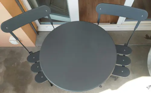 Table de jardin avec deux chaises à vendre à Martigny