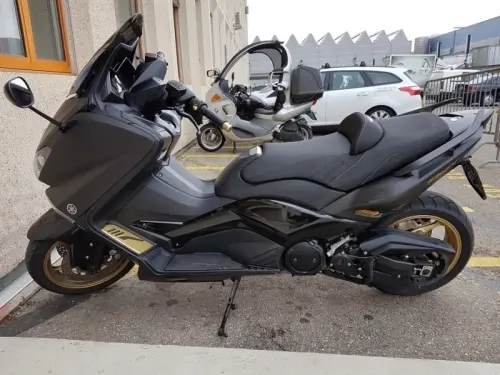 Yamaha Tmax couleur noir