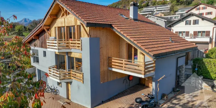 Spacieuse villa mitoyenne, belle vue, ensoleillée et calme