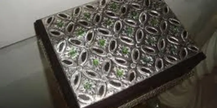 Cours  d'art. Repoussé sur métal.