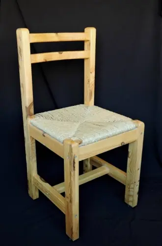 Chaises canées en pin à Neuchâtel