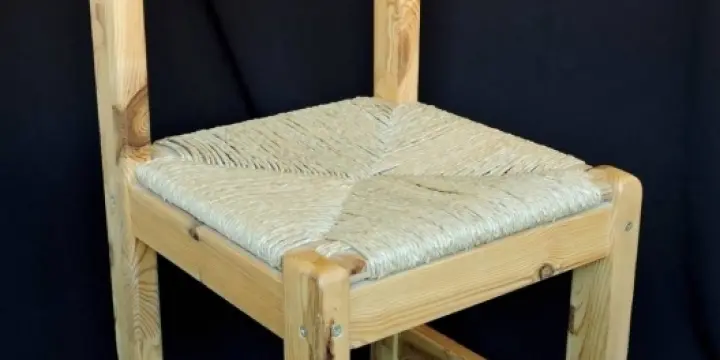 Chaises canées en pin