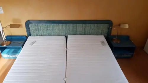 Lit électrique rotin 180x200 avec 2 tables chevet à Corseaux