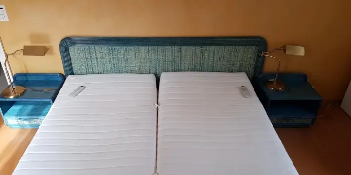 Lit électrique rotin 180x200 avec 2 tables chevet