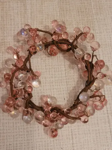 Couronne de perles roses pour bougeoirs à Chigny