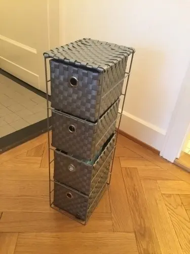Etagère avec panier tressé synthétique  à Lausanne
